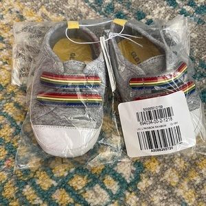 NWT Old Navy soft walker shoes 12-18 mo.